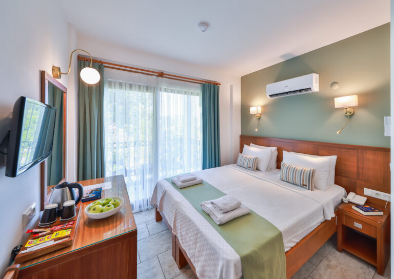 Standard Room with a double bed, television and balcony door, Medusa Hotel Kaş
